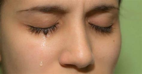 olho inchado de chorar - oxalato de cálcio na urina